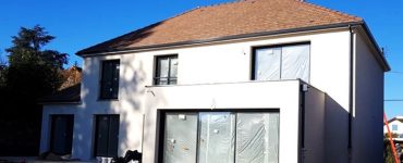 Maison Joa 2 a etage 4 pans avec decroche toit plat grandes baies vitrees aluminium couleur maison architecturee en essonne archidesign