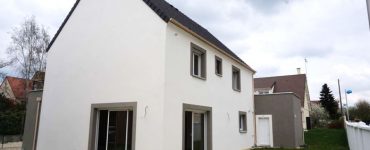 Maison Joa 2 avec enduit bicolore en modentature etuile noire grandes baies vitrees dans les yvelines