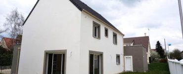 Maison Joa 2 avec enduit bicolore en modentature etuile noire grandes baies vitrees dans les yvelines