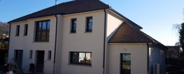 Maison Lea avec verriere et mur rideau en facade avant gouttiere couleur sortie de toit contemporaine dans les yvelines archidesign