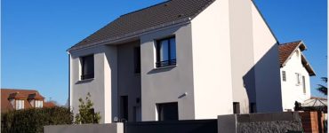 Maison Leo enduit biton contemporain dans les yvelines menuiseries gris anthracite archidesign