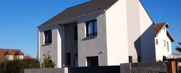 Maison Leo enduit biton contemporain dans les yvelines menuiseries gris anthracite archidesign